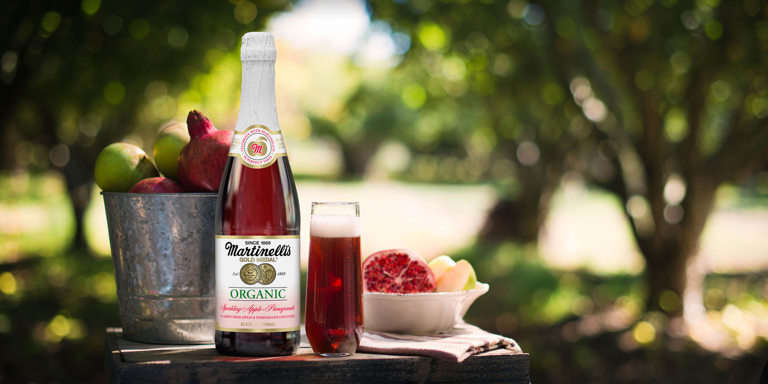 https://www.martinellis.com/wp-content/uploads/2016/11/Sparkling-Organic-Apple-Pomegranate-750-Hero_2560x1280.jpg